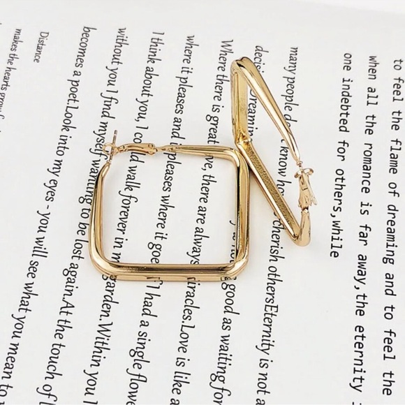 NEW Girl Boss Minimalist Shiny 18k Gold Plated Large Square Hoop Earrings Hoops - Picture 2 of 3
